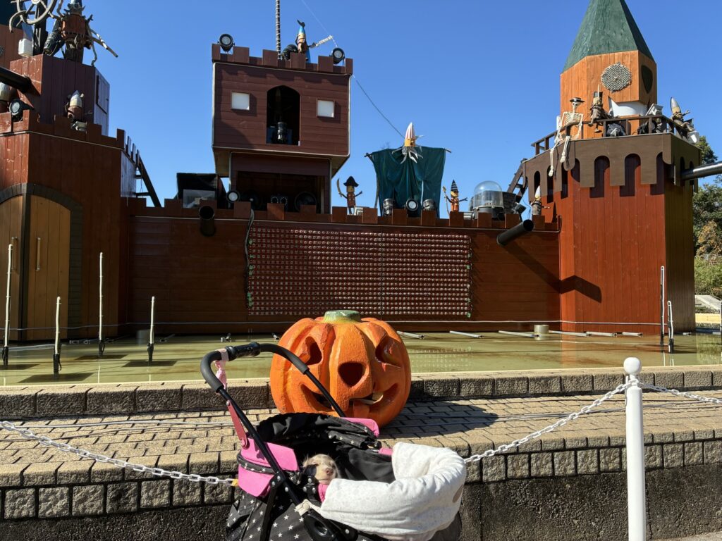 国営武蔵丘陵森林公園に飾られたハロウィンの装飾とミルム
