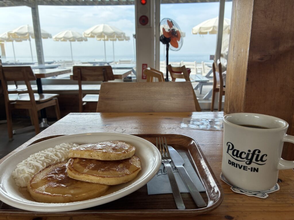Pacific DRIVE-INのハワイアンパンケーキとホットコーヒー