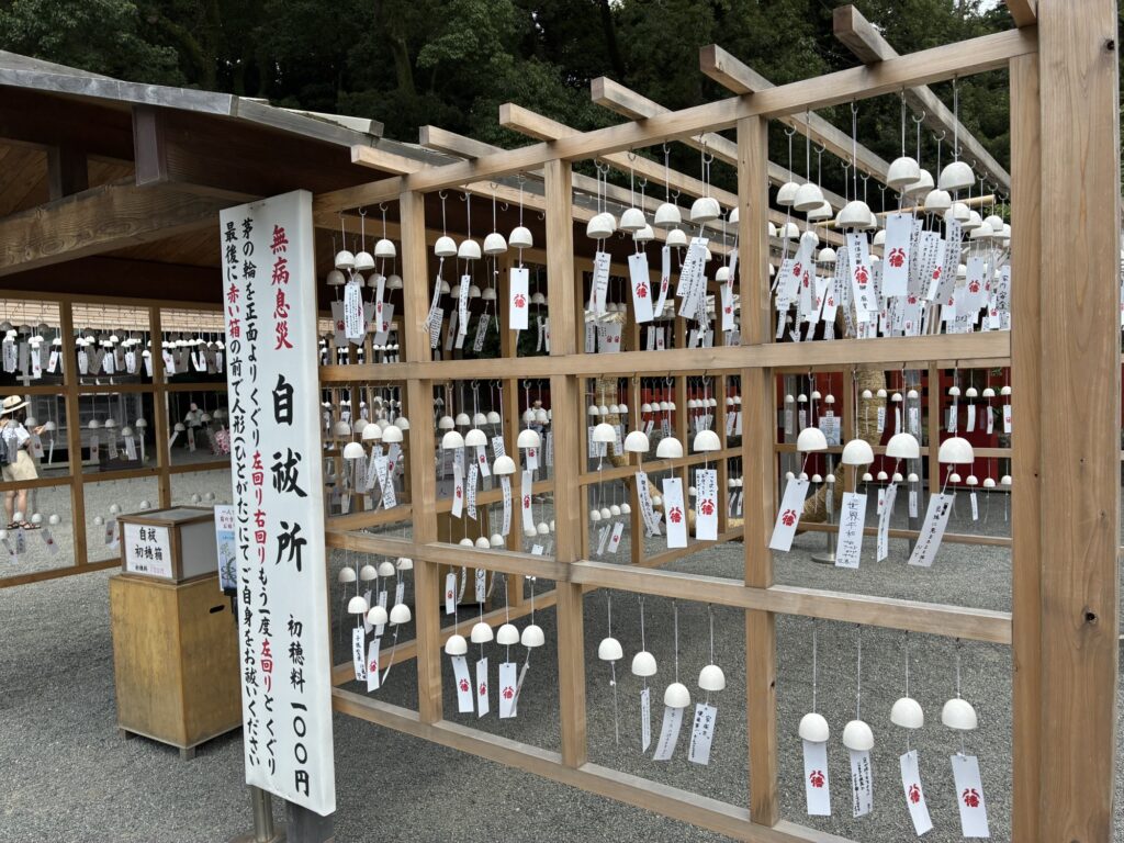 鶴岡八幡宮の境内にある白い風鈴の飾り
