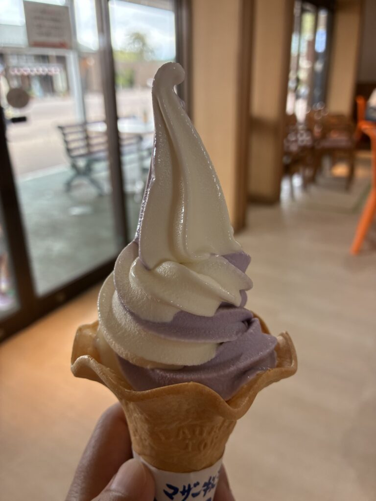 マザー牧場で食べたブルーベリーとミルクのミックスソフトクリーム