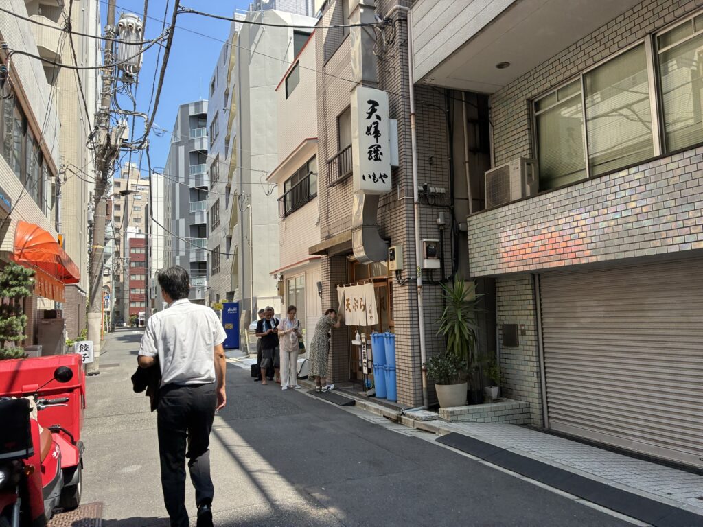 神保町の路地にある天ぷらいもやの店舗外観