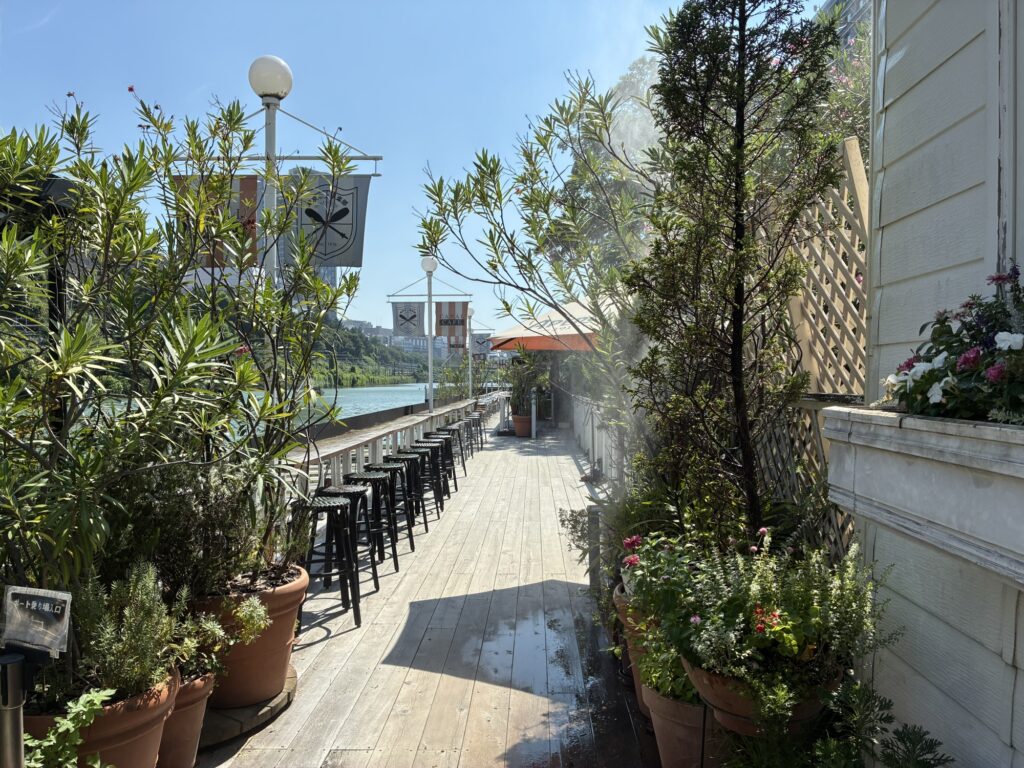 水辺と緑に囲まれたCANAL CAFEのテラス席