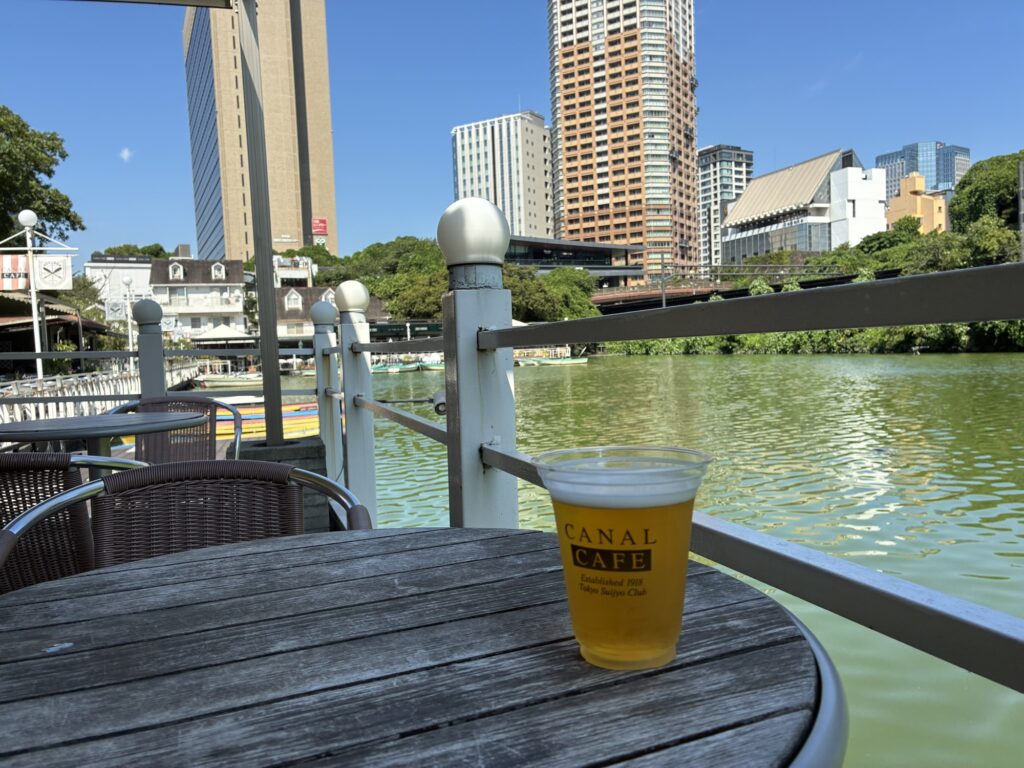 CANAL CAFEの水辺のテラス席で楽しむビール