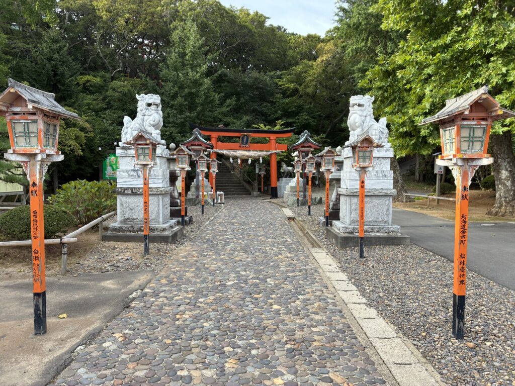 高山稲荷神社の入口の鳥居