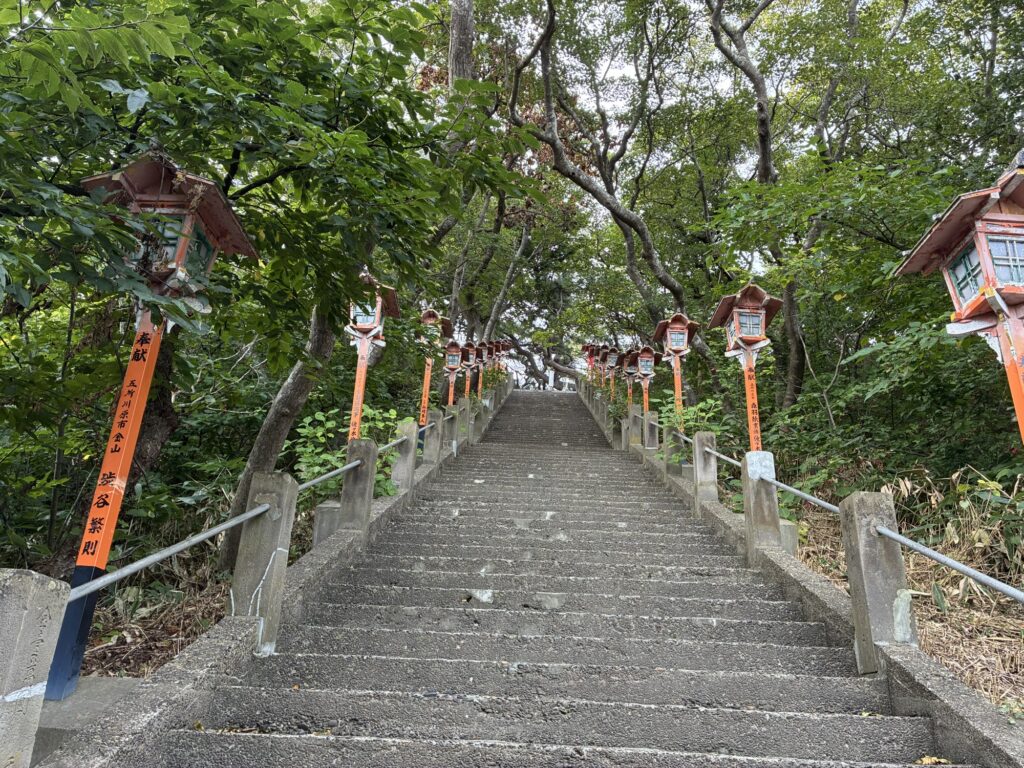 高山稲荷神社の長い階段を下から見上げた様子