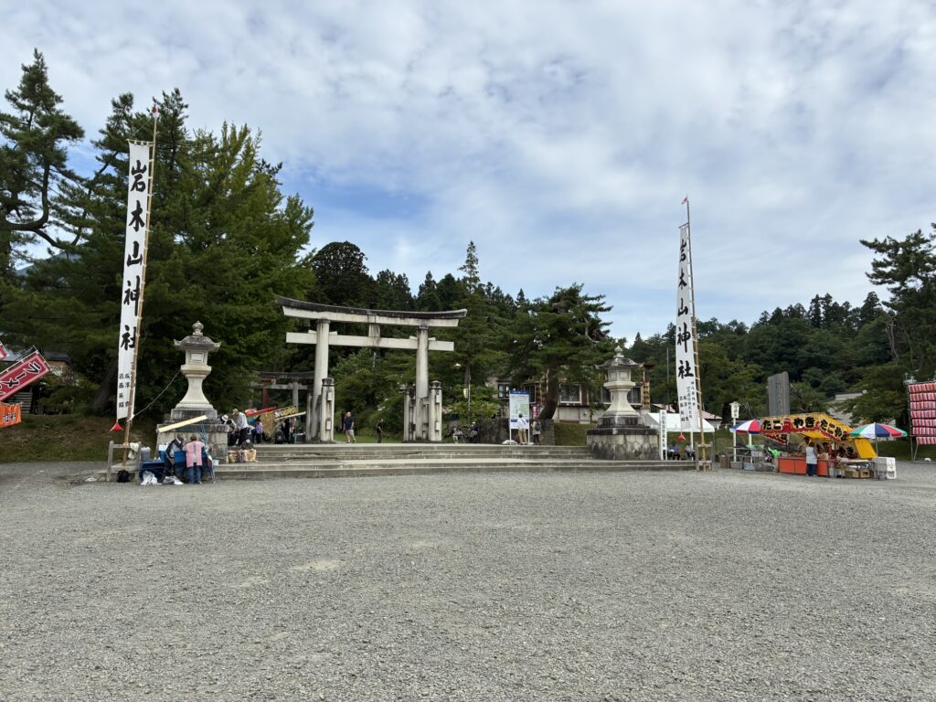 お山参詣期間中の岩木山神社の境内