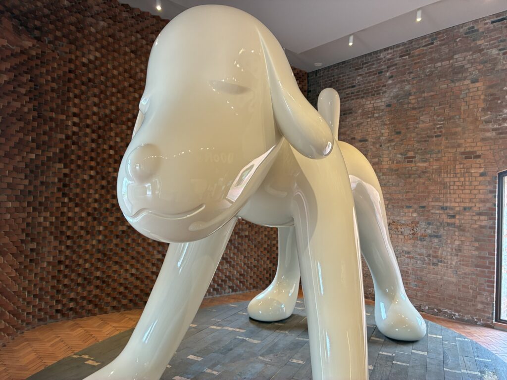 弘前れんが倉庫美術館に展示された奈良美智のA to Z Memorial Dog