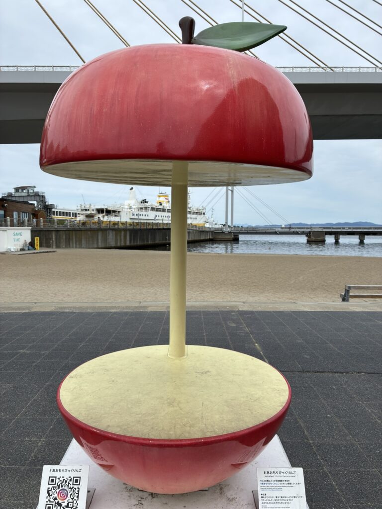 青森市のねぶたの家ワ・ラッセの近くにあるりんごのオブジェ